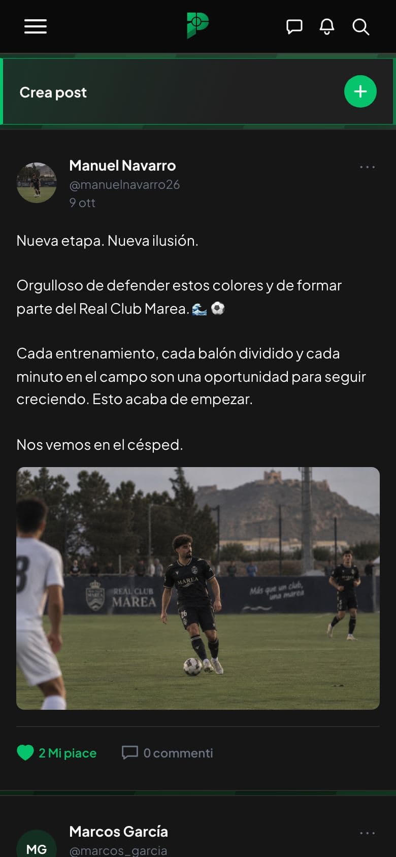 Screenshot del feed con post di giocatori, comprese foto.